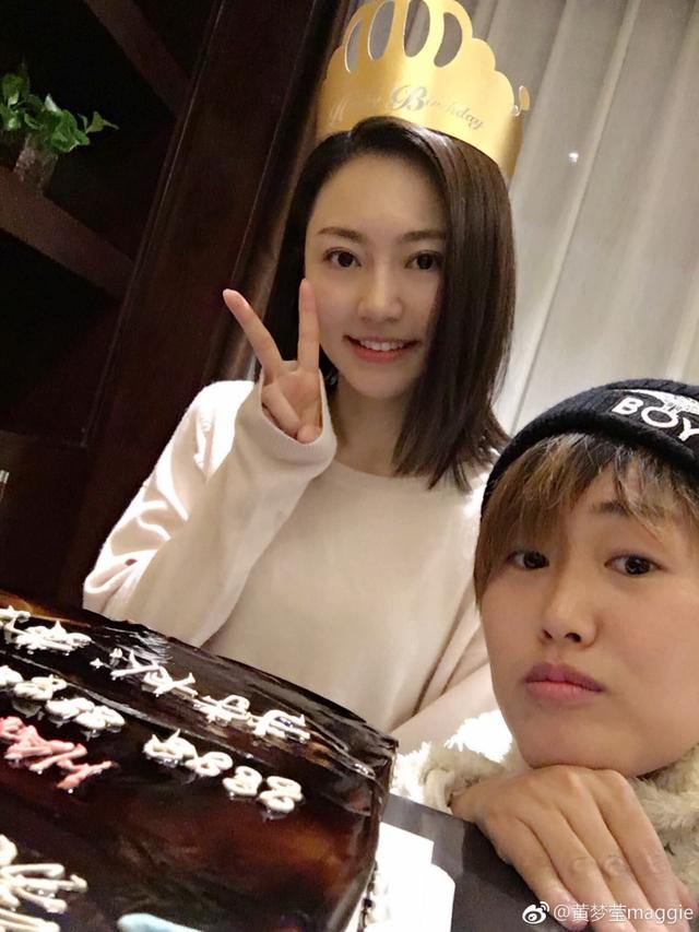 黄梦莹生日!被闺蜜从梦中叫醒,素颜上镜,闺蜜们的颜值才是亮点