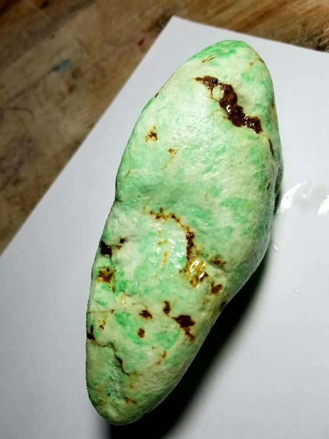 货主买了一块翡翠原石开出极品帝王绿秒变千万不是梦