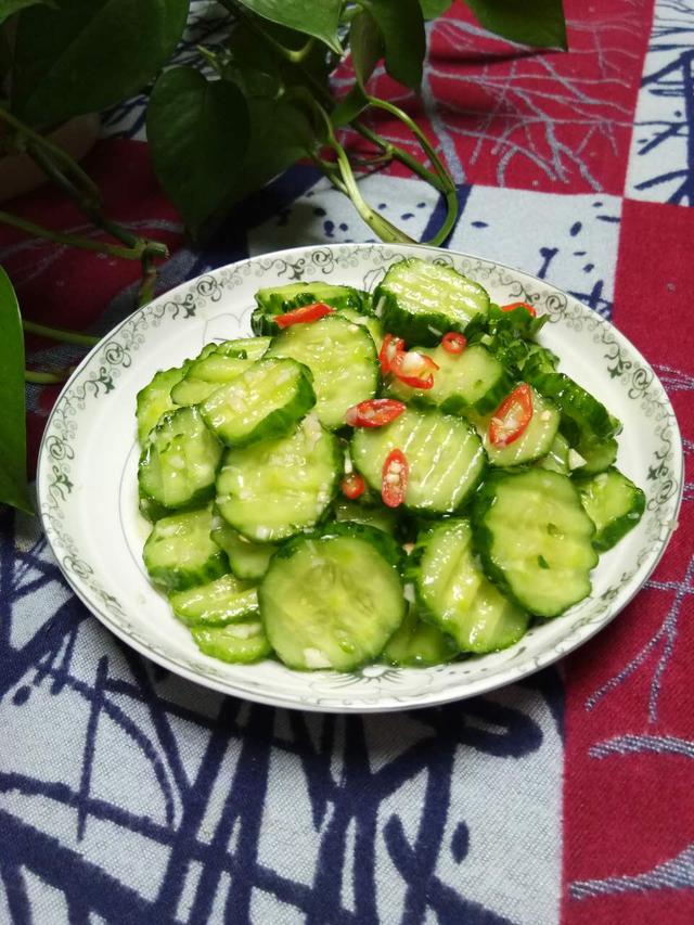 凉拌黄瓜这么做才好吃,学会新做法,家里来客人也倍有面子!