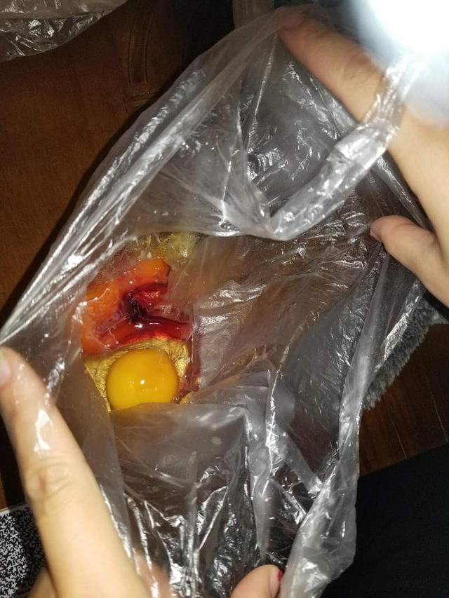 福乐多超市泰华店里买来"血"鸡蛋,超市表示不能赔偿!