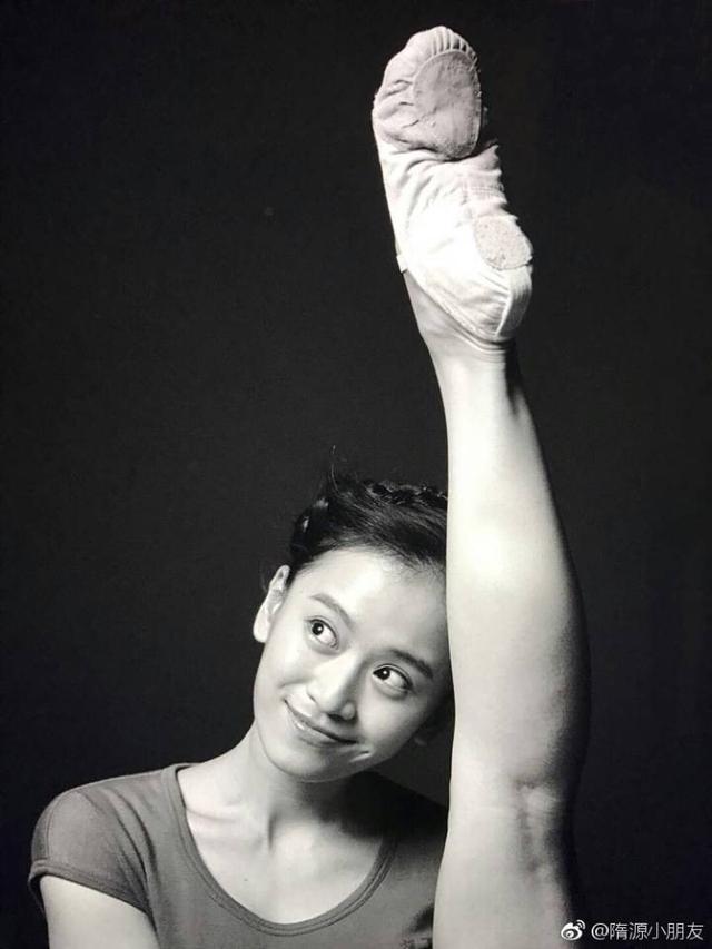 其实隋源在《芳华》里卓玛这个角色是冯导特意加的,因为当时《芳华》