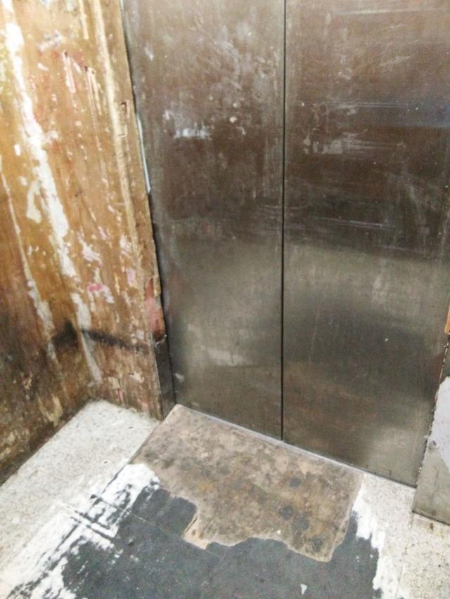 外卖小哥给25楼送外卖, 上了电梯后连泪都快吓流出来了