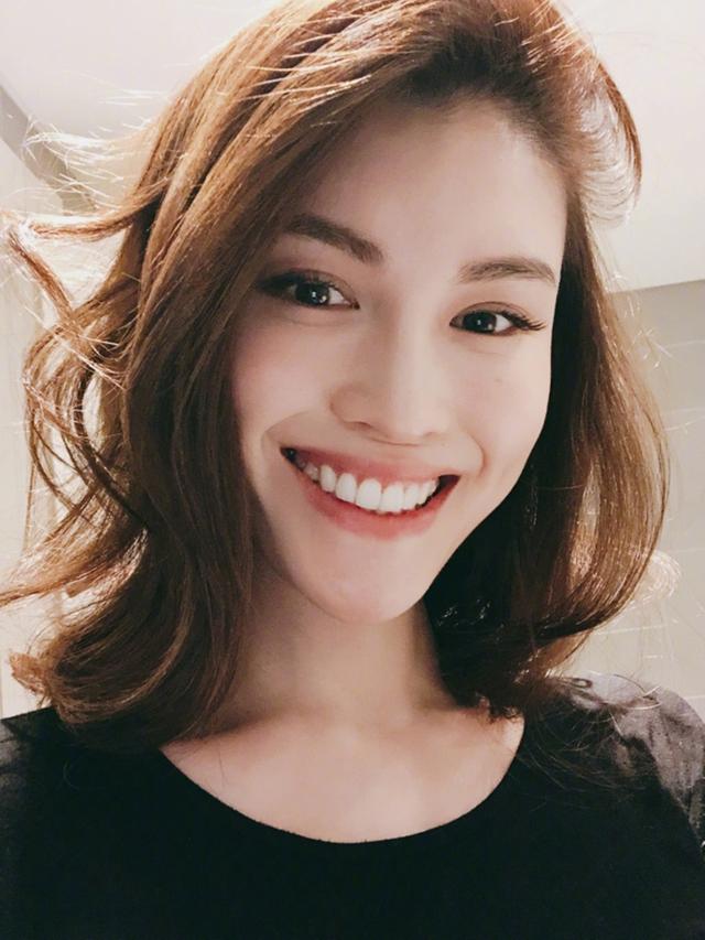 何穗笑容温暖如阳光牙齿白到简直会发光