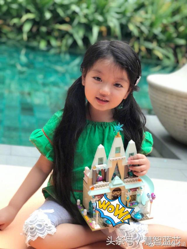 蕾宝晒黑了,但是依然纯真可爱