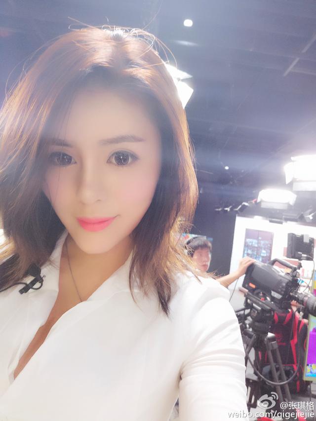 女主播张琪格身材好的穿白衬衫要谨慎网友点开看了太大也不好