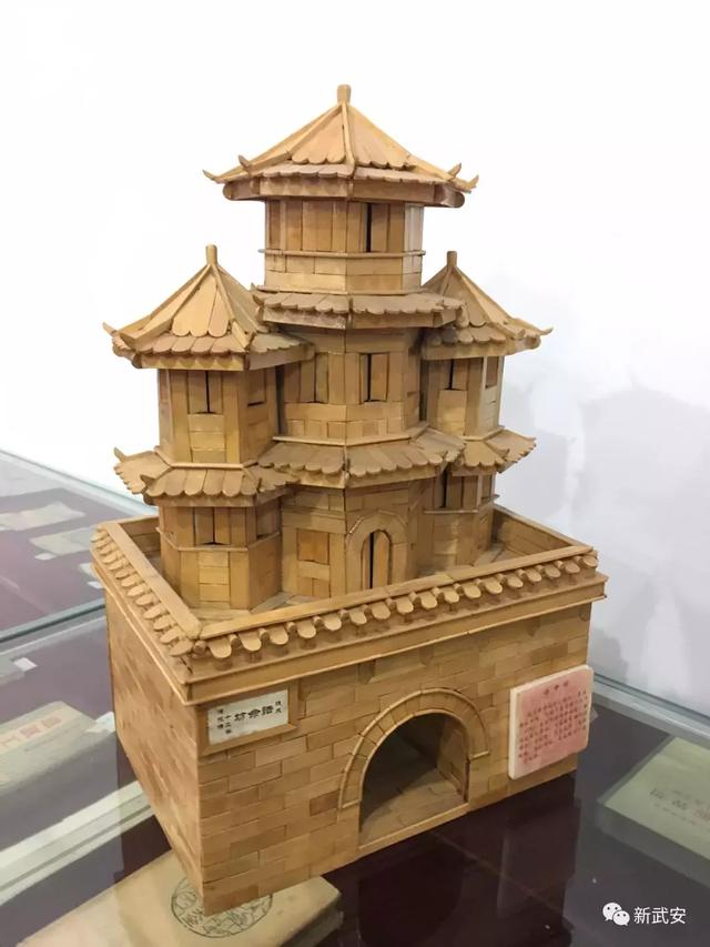 查看更多对于张小城来说,用冰糕棍儿建古建筑,既是一个复杂的手工制作