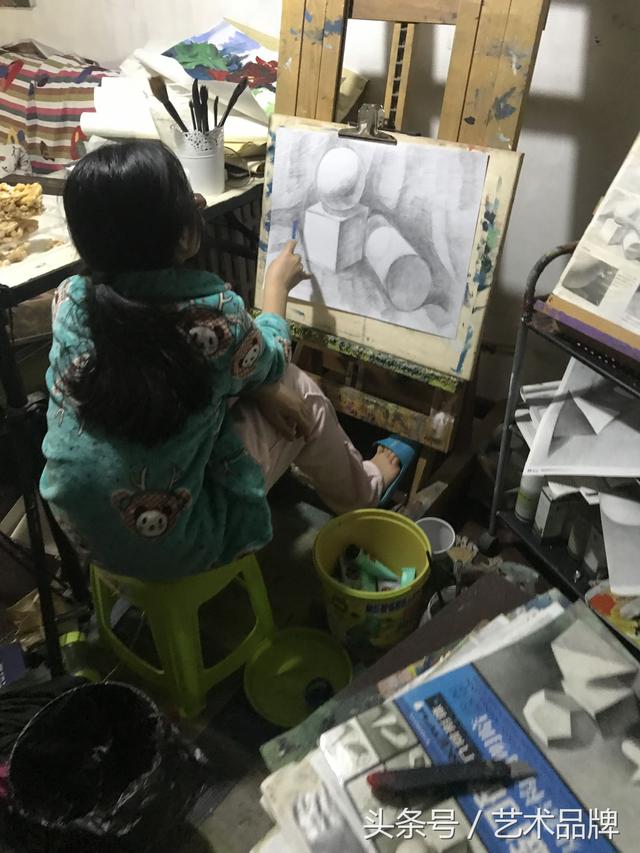 想考美院的孩子家长注意了:孩子多大学习素描