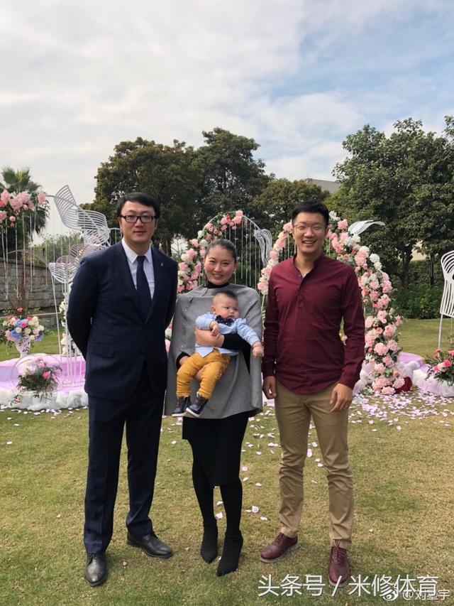 今天,焦刘洋一家三口也来为李坚柔夫妇道喜. 刘星宇(左)