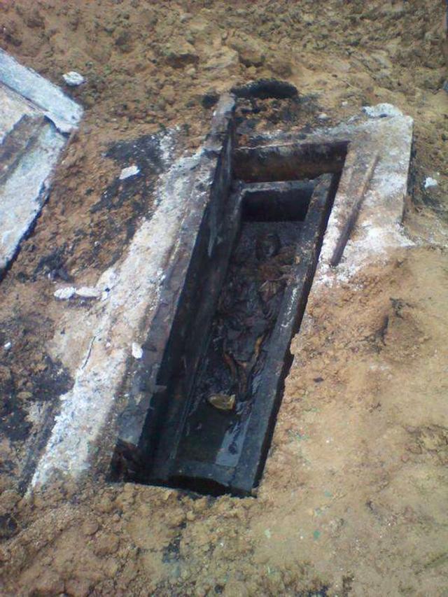 民间考古队满怀希望炸开李鸿章墓葬