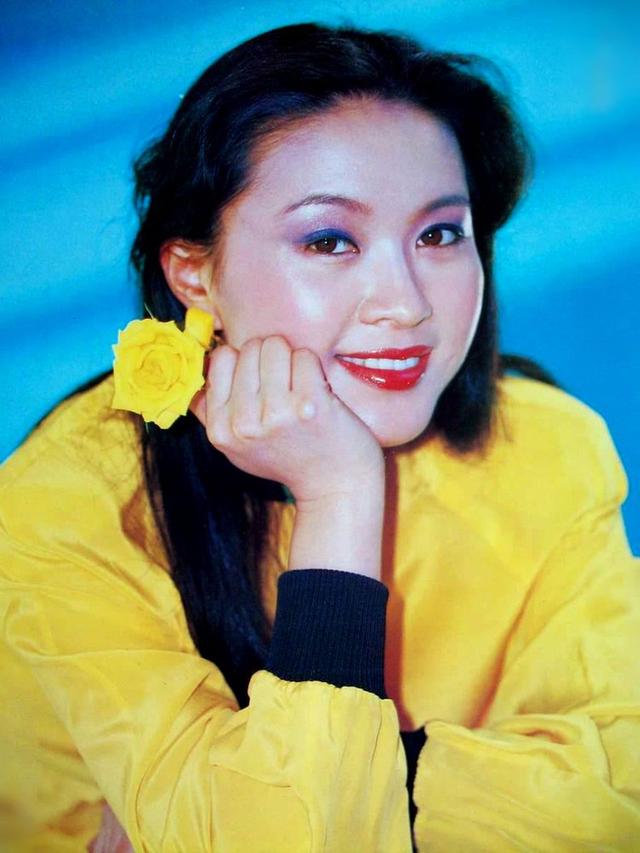 方舒在影视方面蒸蒸日上的时候,她还跨界做过一段时间主持人,她那时与