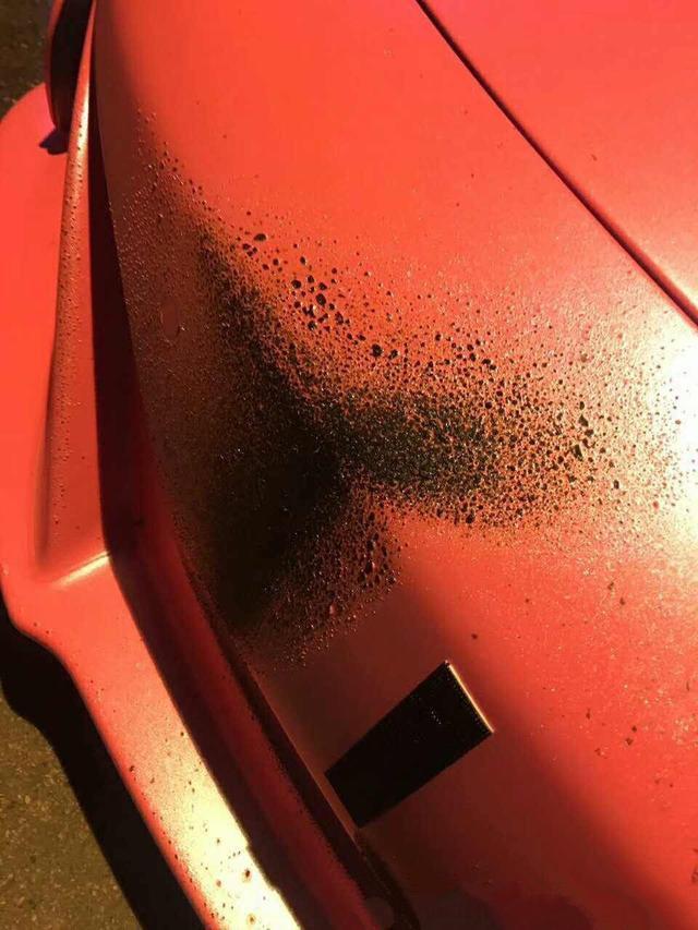 北京一辆兰博基尼路边轰油门,喷火烧到后面的迈凯伦,这下尴尬了