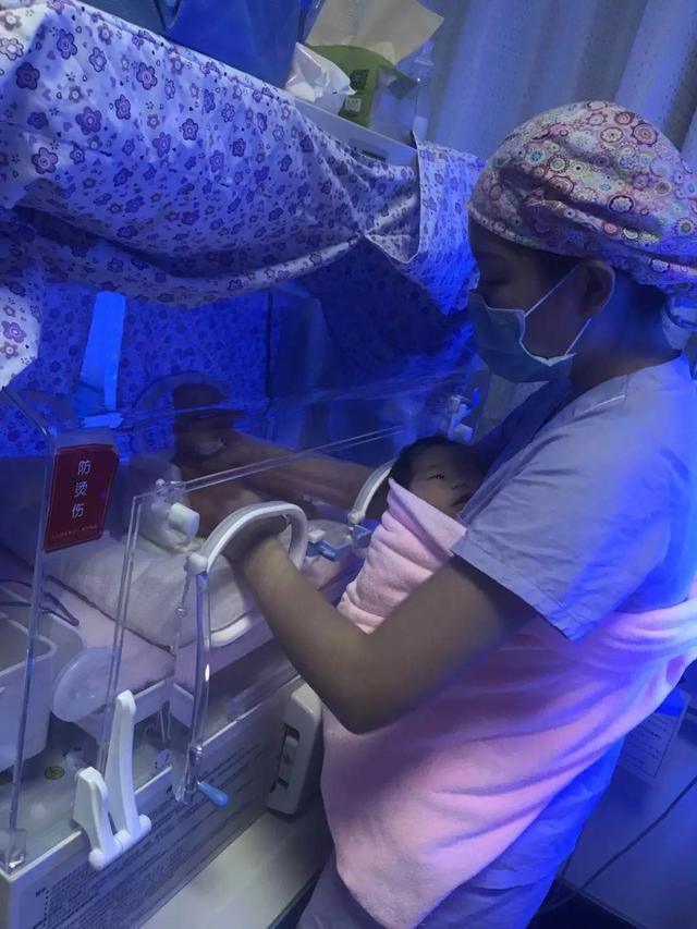 暖心护士化身袋鼠妈妈怀抱宝宝一夜间火遍网络