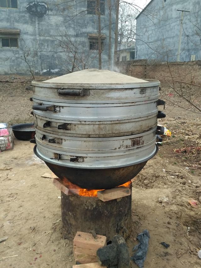 河南农村露天婚宴,大锅直径一米多,都是硬菜不比城市差