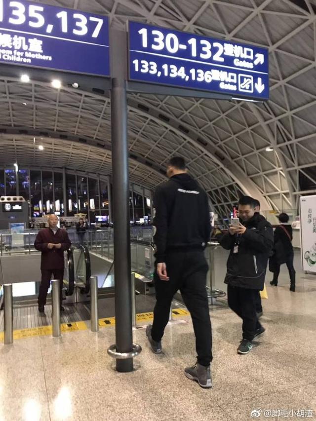 成都机场偶遇易建联妹子兴奋的张口结舌