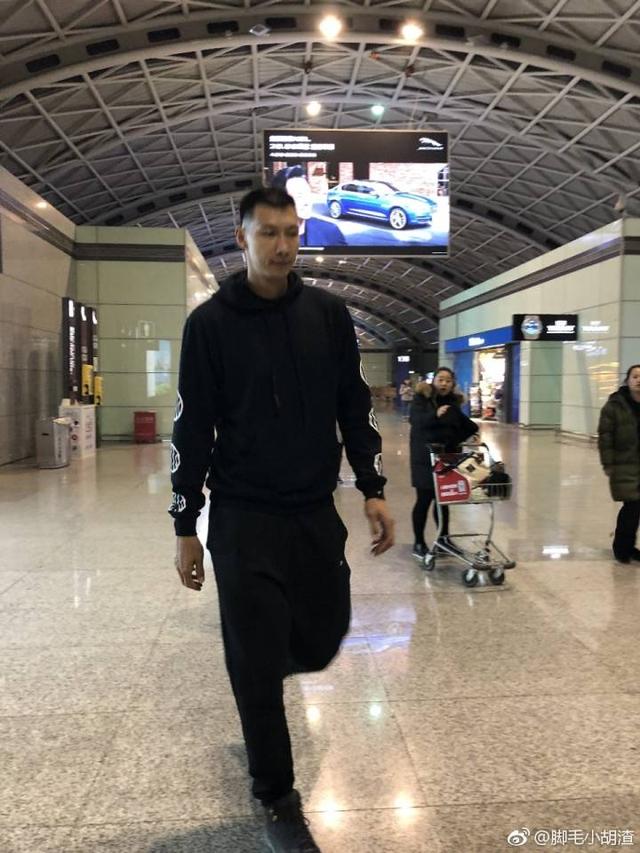 成都机场偶遇易建联妹子兴奋的张口结舌