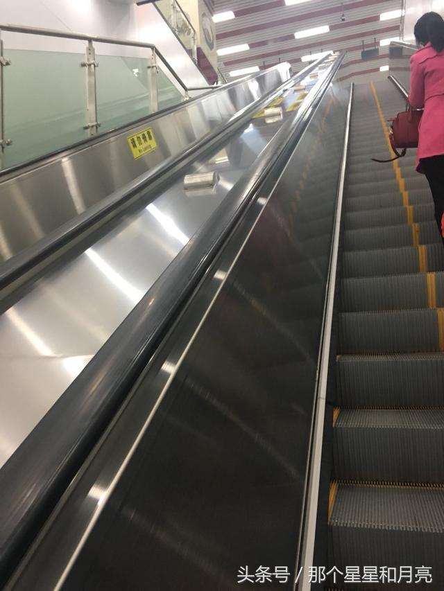 在这条线上的一个站点,我还遇到了很像重庆的皇冠大扶梯那么陡的扶梯