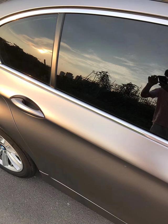 宝马5系汽车改色电光棕灰车身贴膜效果图 火爆的颜色