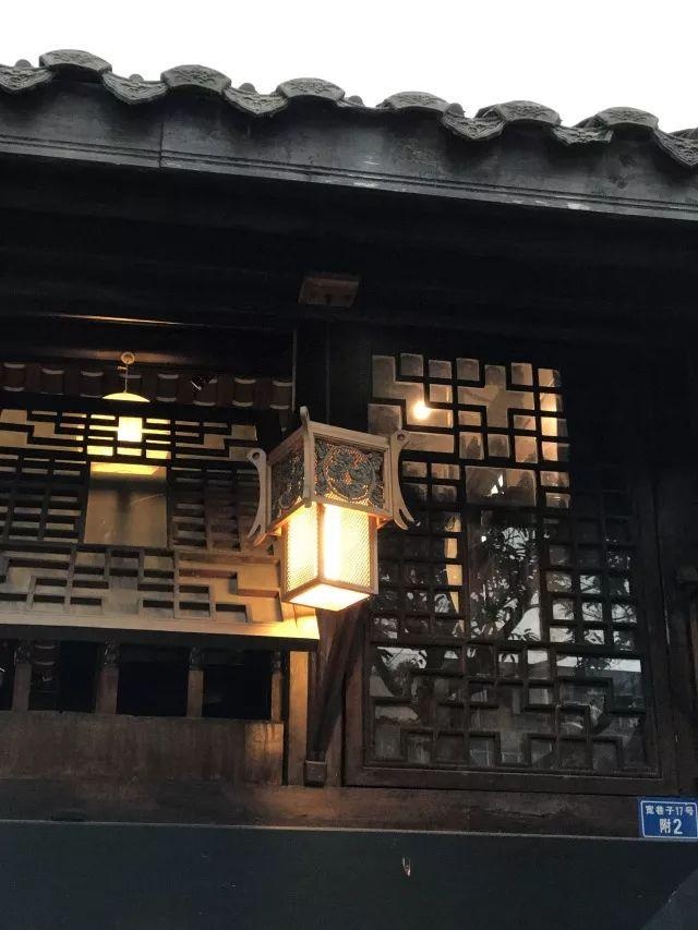 每一盏灯就悄悄地挂在小路里的每一家商店门前,用它们特别的气质冷静