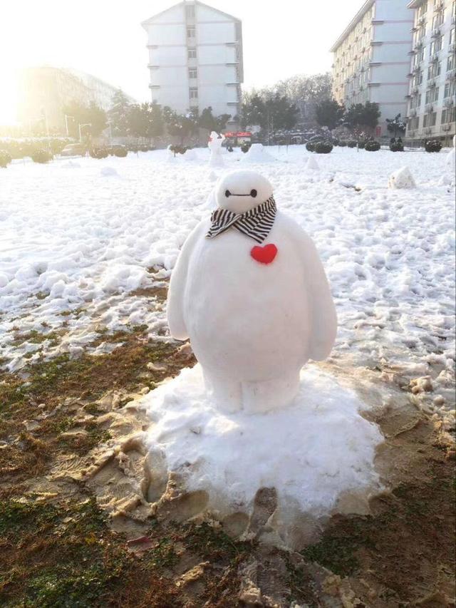 大雪停了雪地来了千奇百怪的雪人还是第一张大白可爱些