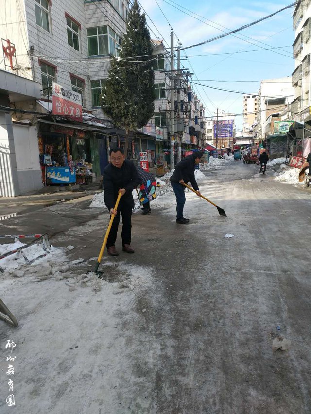 从扫雪看责任心|记邓州市城区三初中领导教师扫雪活动