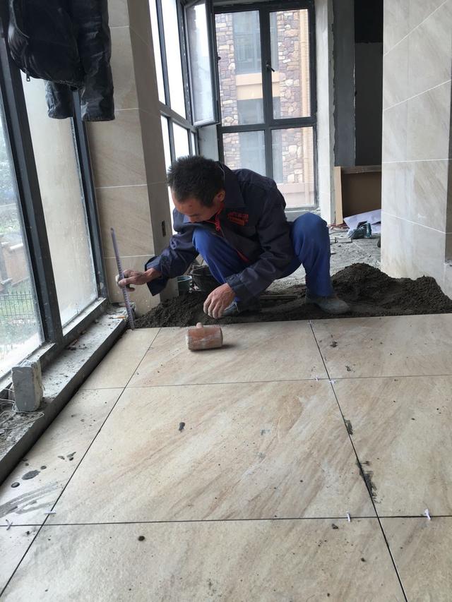 装修工人如果在铺地砖加了这道工序,验收都不用了,直接给钱吧