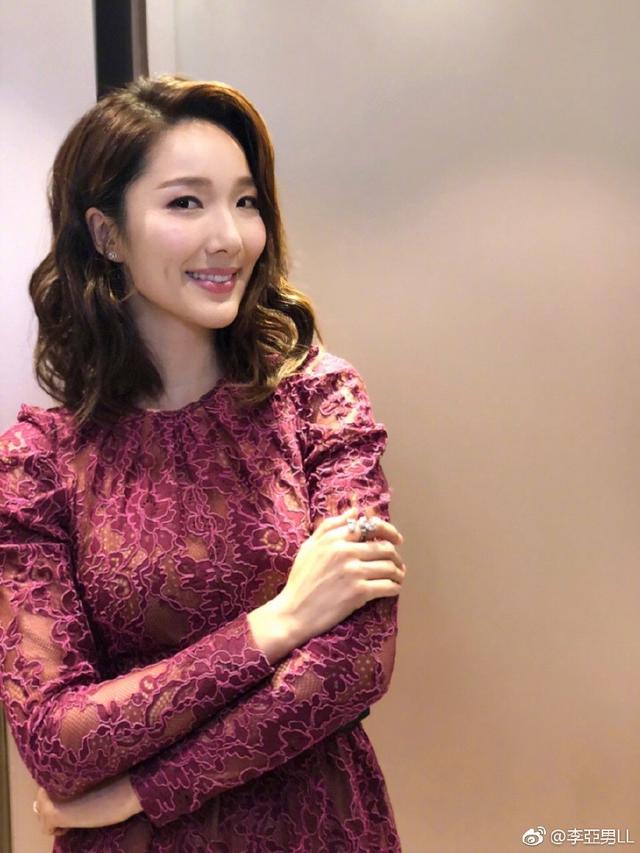 王祖蓝2010年11月10日,在新浪微博宣布公开与李亚男的恋情,得到了演艺