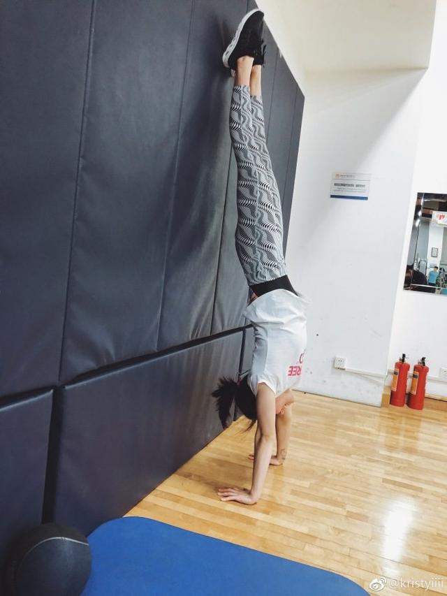 刘湘微博晒美照秀倒立一字马,好身材一览无余