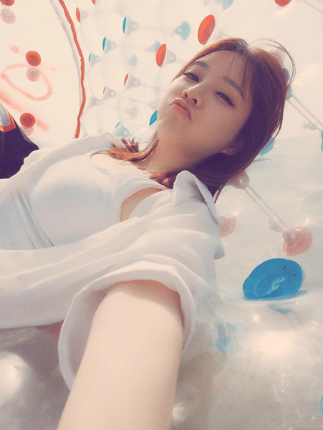 冯提莫晒美照展示蘑菇蹲细心网友发现亮点直呼老烟枪