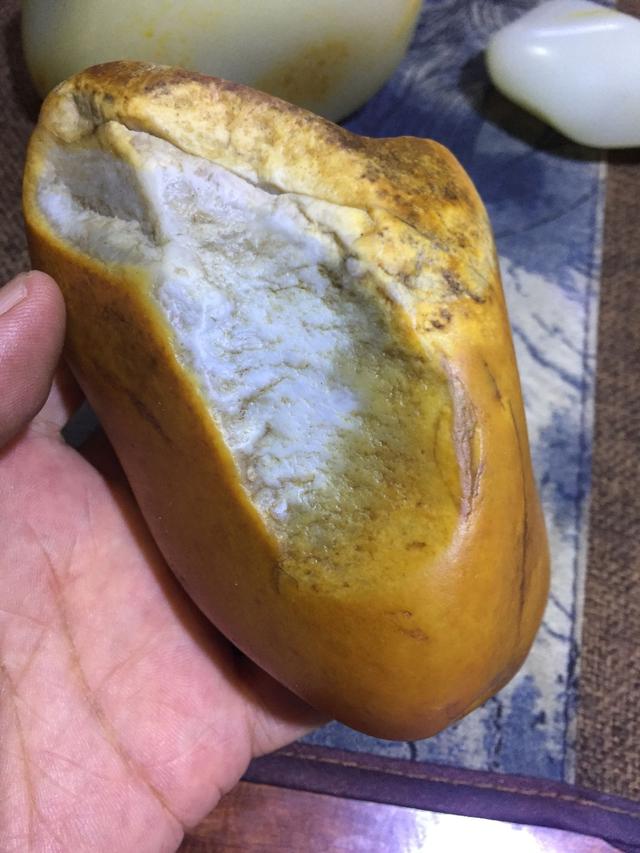 和田玉赌石开切:金黄皮全包裹的石包玉长啥样?