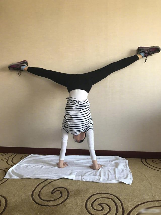 海清晒照锻炼瘦身动作难度还挺高,瘦下来为了吃,吃了再胖好矛盾