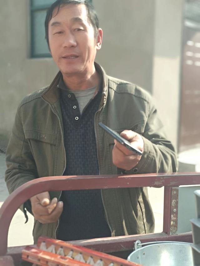 农村大叔回收手机:年收入50万,纯属放屁,一天100就算好的拉