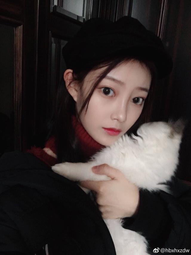 英雄联盟:mlxg女友太美甘心为其系鞋带,网友评论酸气十足