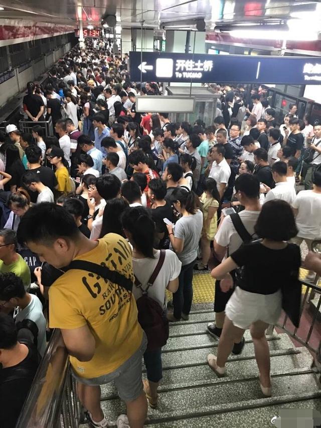 王祖蓝晒港铁高峰期自拍