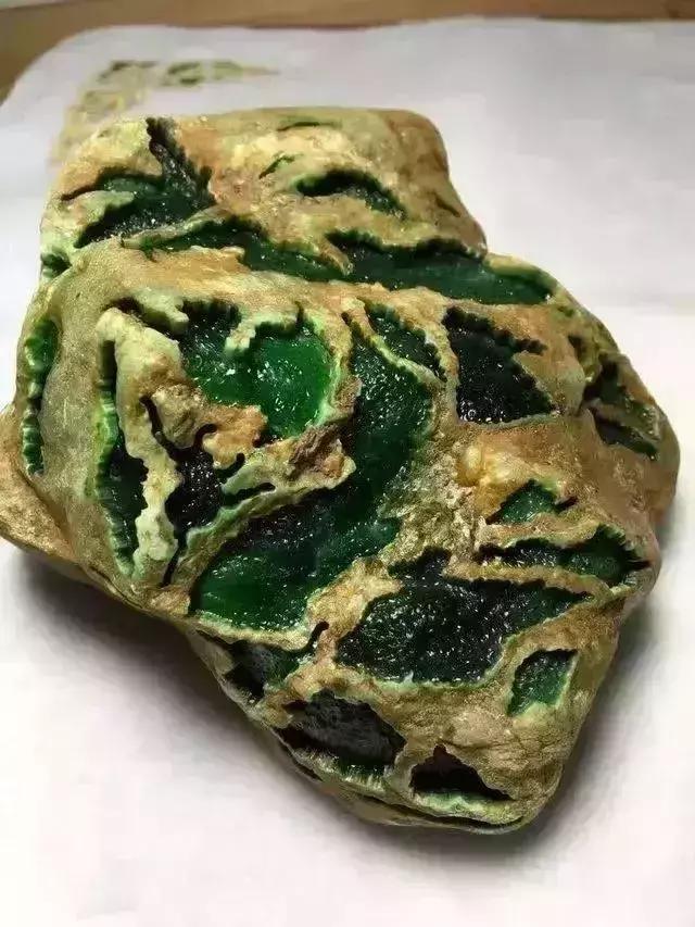 什么叫狗屎地里出高绿? 诺! 说的就是这块巨丑无比的翡翠原石!