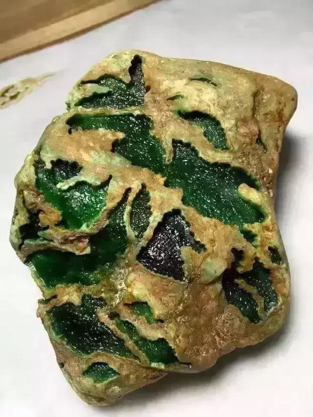 什么叫狗屎地里出高绿? 诺! 说的就是这块巨丑无比的翡翠原石!