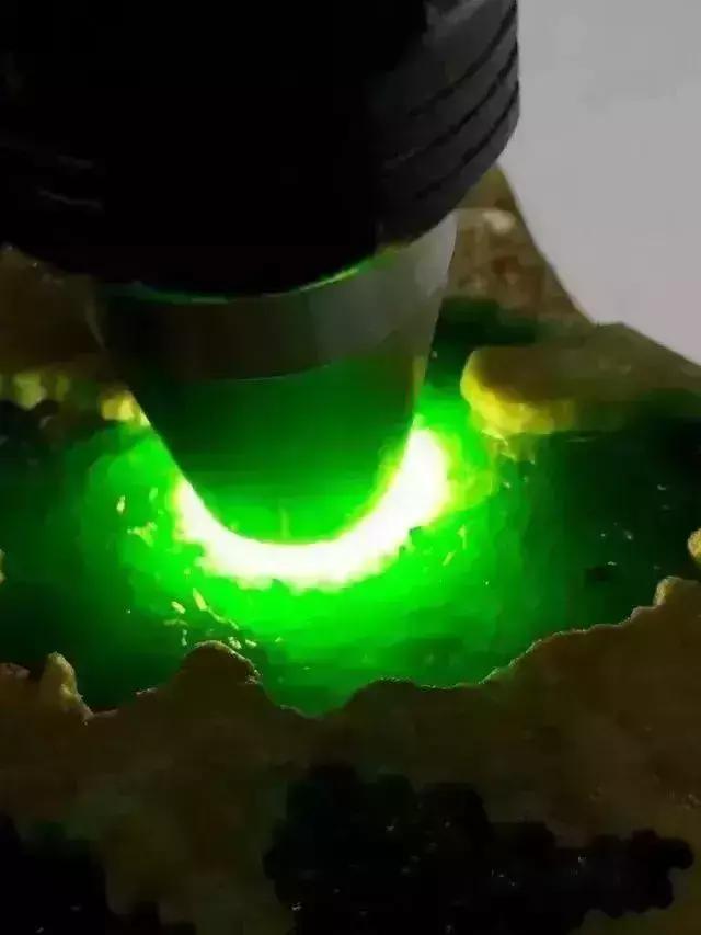 什么叫狗屎地里出高绿? 诺! 说的就是这块巨丑无比的翡翠原石!