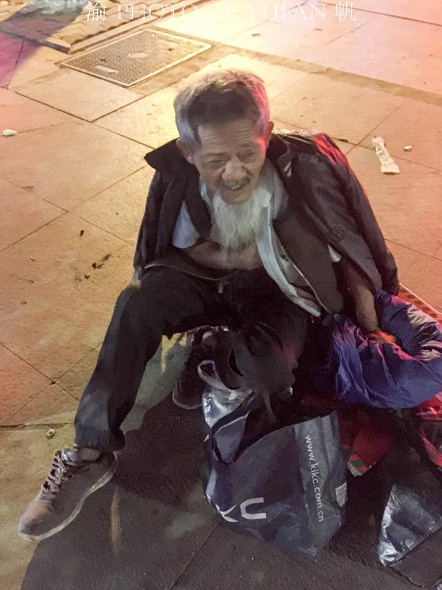 八十岁的河南老人露宿广东街头,乞讨为生,春节都不回家
