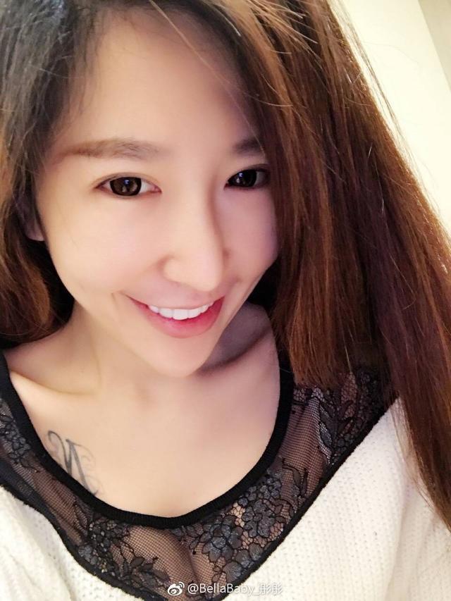 lol女解说球王贝拉带球上场了最新的自拍照亮点多多