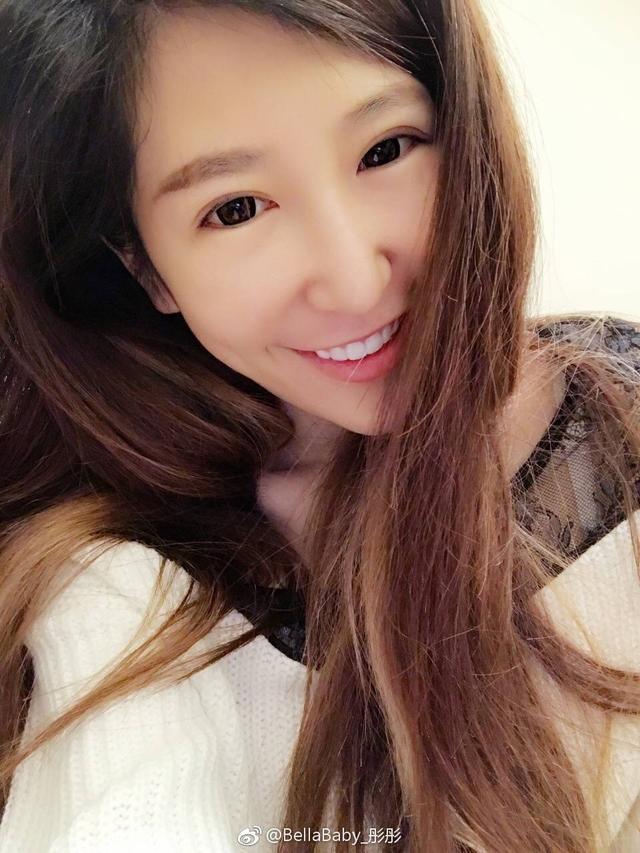 lol: 女解说"球王贝拉"带球上场了 最新的自拍照亮点多多!