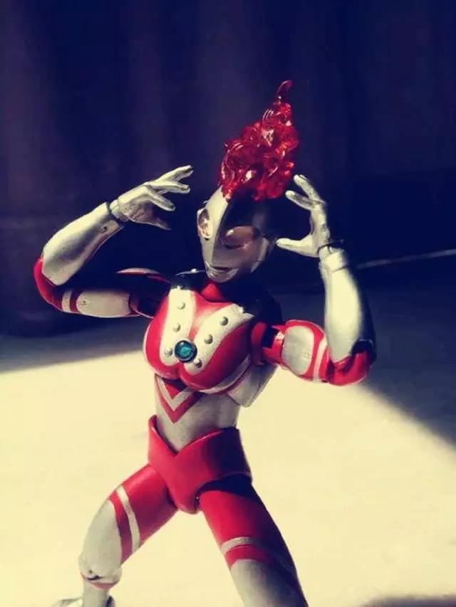 奥特曼中皮套演员的心酸往事,"那位大人"差点被烧死