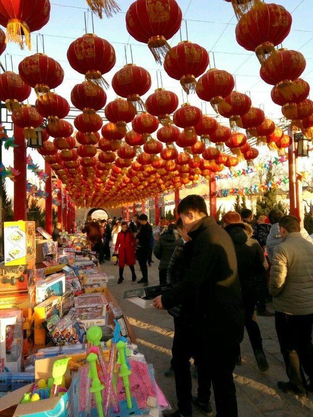 临近春节农村庙会热闹非凡各种美味小吃香味四溢年味十足