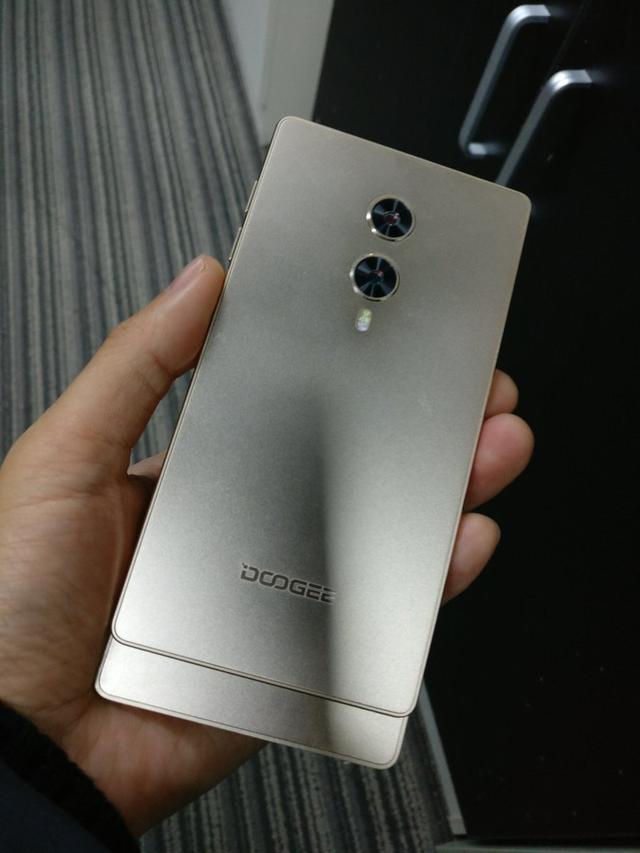 今天,有网友送上了深圳手机厂商doogee最新的mix3手机,该机利用覆盖的