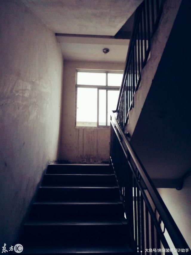 还记得以前厂区里的单身楼吗? 看到这些楼道真的好怀念!