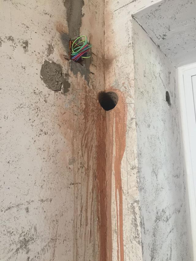 奇葩业主装修的时候竟然在玻璃打空调孔太难看啦