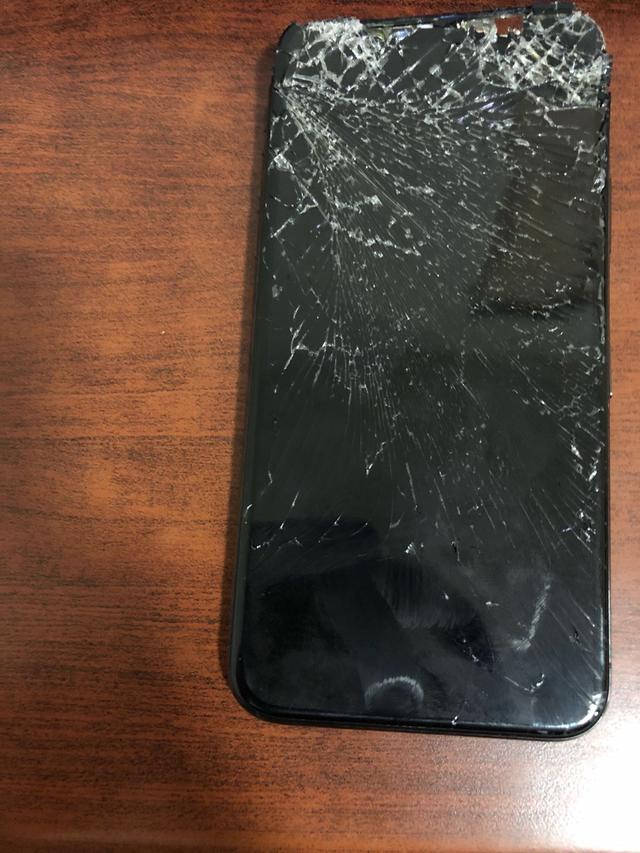 手机被砸烂的图片图片