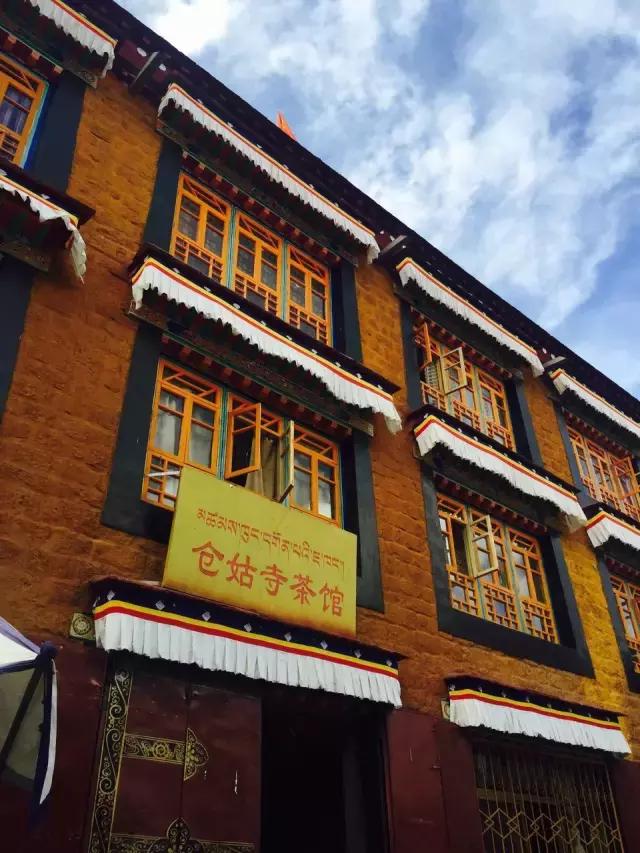 仓姑寺是一座尼姑庙,在拉萨当地很有影响力,除了寺庙本身,还经营着"