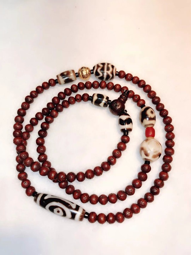 扬子炫富全靠手上的珠子可称得上是炫富界的一股清流