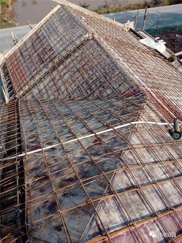 坡屋顶钢筋同样是双层双向,这质量,杠杠的!