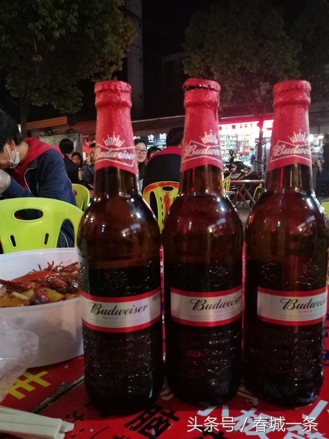 昆明这条夜市里的美女美食最多带上3瓶啤酒可以坐上4个小时