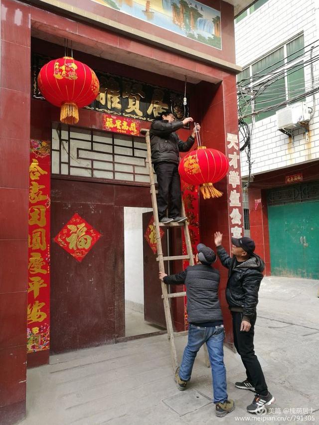 贴对联挂灯笼,洛阳处处洋溢过年气氛